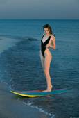 Elle-Tan-Surfer--37lmg76x3k.jpg