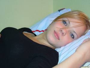 Sweet, young, hot teen posing in Bed [x188]h7kwr3fvmm.jpg