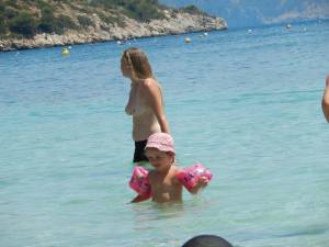 Hot-Beach-Girls-Mallorca-2013-x37-57l5bm1aff.jpg