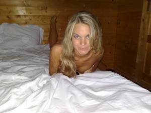 Amateur-Girl-Posing-In-Couch-And-Bed-%5Bx60%5D-r7lm3fr4eq.jpg