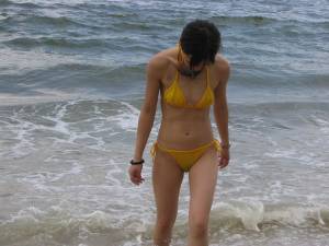 Amateur Beach Girl Takes Off The Bikini [x142]-v7lnj51qzk.jpg