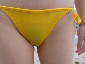 Amateur-Beach-Girl-Takes-Off-The-Bikini-%5Bx142%5D-k7lnj526os.jpg
