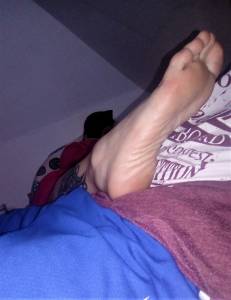 Inked Girlfriend poses her sexy feet [x64]-q7manovbt5.jpg