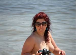 Girl taking photos on beach topless ... voyeur67m2t2qgk0.jpg