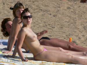 Candids-of-Russian-Girls-On-The-Beach-y7m2s3vmm4.jpg