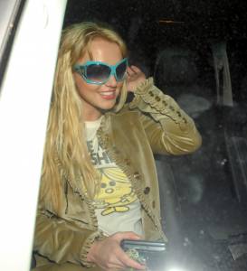 Britney Spears Pantyless Upskirt-37m474mceq.jpg