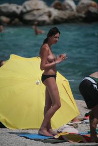 Spying-topless-girlfriends-beach-voyeur-z7m5vnkzcn.jpg