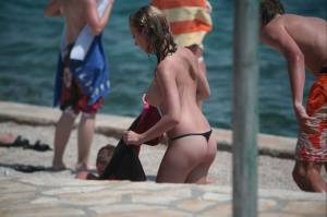 Spying-topless-girlfriends-beach-voyeur-57m5vniar0.jpg