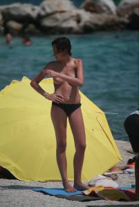 Spying-topless-girlfriends-beach-voyeur-07m5vnp4qx.jpg
