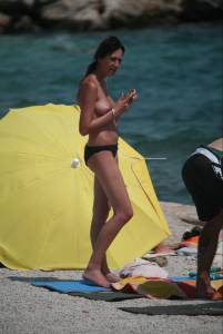 Spying-topless-girlfriends-beach-voyeur-77m5vnj4mv.jpg
