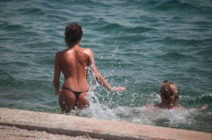 Two-teen-girls-enjoying-the-beach-Voyeur-Spying-s7m5wecctj.jpg