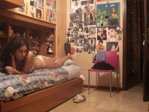Italian amateur girl selfshot in bedroom [x19]77m66v9un4.jpg