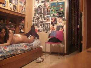 Italian amateur girl selfshot in bedroom [x19]-67m66vj13m.jpg