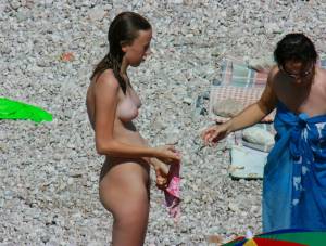Mom-Daugter Nudist Beach Spy Voyeur37m6pjwmbh.jpg
