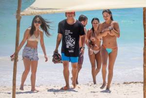 Arianny Celeste Topless On The Beach In Mexico17m8ll2e04.jpg