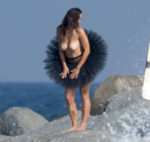 Myla Dalbesio â€“ SI Swimsuit Topless Photoshoot Candids (NSFW)y7m924tx4j.jpg