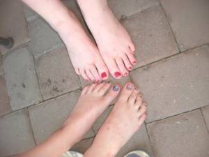2 friends show their feet-g7m9ow2d0d.jpg