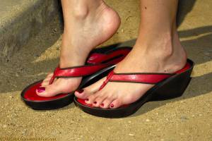California-Beach-Feet-Thong-Sandals-Girl-l7mjg5vm22.jpg