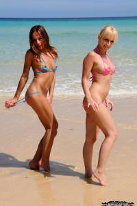 Adriana%2C-Dominika-public-beach-flashing-%5Bx140%5D-27mk1qkchj.jpg