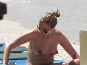 Voyeur Spying Topless Wife Beach [x59]-m7ml2eofqa.jpg