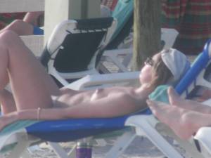 Voyeur Spying Topless Wife Beach [x59]-z7ml2fglfg.jpg