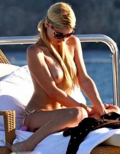 Paris Hilton Accidentally Naked Pics Collectiong7mlm1uykp.jpg