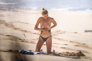 Kelly Rohrbach Topless On The Beach In Hawaii-57mmatc0j0.jpg