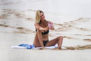 Kelly-Rohrbach-Topless-On-The-Beach-In-Hawaii-47mmasjsns.jpg
