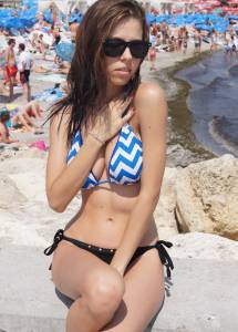 2020.02.04 Hot Italian Teen Topless Posing At The Public Beach-m7mph4nmdh.jpg