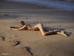 Francy-Godess-of-the-beach-o7mpusocio.jpg