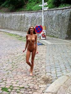 Nude in Public - Zuzana and friends-q7mqpif3v0.jpg
