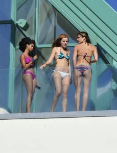 Bella Thorne â€“ wearing a bikini in Malibu 18.08.14a7mrci0dg0.jpg