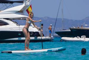 Doutzen-Kroes-Bikini-candids-in-Formentera%2C-Spain-7_25_16-67mr5k9i23.jpg