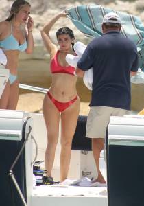 Kylie & Kendall Jenner â€“ Bikini Candids in Turks & Caicosz7mr5cc1ev.jpg