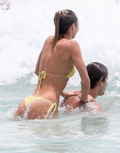 Candice Swanepoel â€“ Bikini Candids in Miami-e7mr514nkq.jpg