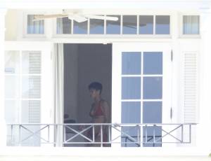 Rihanna â€“ Naked Candids in Barbados (NSFW)i7mr3jwrv5.jpg
