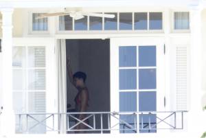 Rihanna â€“ Naked Candids in Barbados (NSFW)-z7mr3kc6eu.jpg