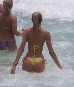 Candice Swanepoel â€“ Bikini Candids in Miami-j7mr51uiyx.jpg