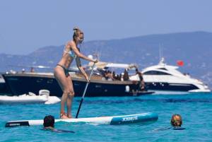 Doutzen-Kroes-Bikini-candids-in-Formentera%2C-Spain-7_25_16-67mr5ksl1p.jpg