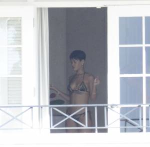 Rihanna â€“ Naked Candids in Barbados (NSFW)-w7mr3khagh.jpg