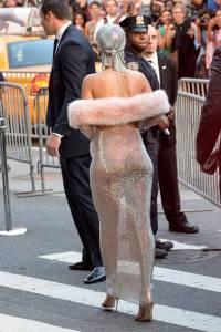 Rihanna See Throu Candids â€“ 2014 CFDA Fashion Awards in New Yorka7mr3tfcvv.jpg