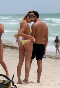 Candice Swanepoel â€“ Bikini Candids in Miami-o7mr51h30b.jpg