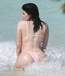 Kylie Jenner â€“ Bikini Candids in Turks and Caicosn7mshlj4tm.jpg