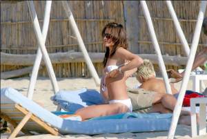 Celebrities-Topless-Beach-Photos-77ms0k1fmy.jpg
