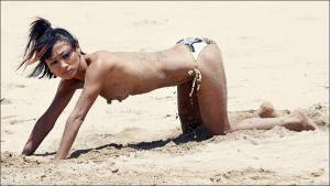 Celebrities-Topless-Beach-Photos-47ms0kp36g.jpg