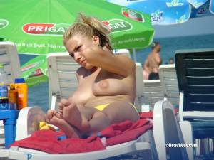 Topless-Girls-on-the-Beach-%2899-pics%29-y7msn11e06.jpg