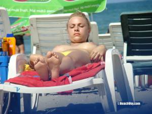 Topless-Girls-on-the-Beach-%2899-pics%29-r7msn16qo0.jpg