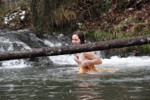 Russian-Family-Nudist-Winter-Bathing-z7mstsx0u2.jpg