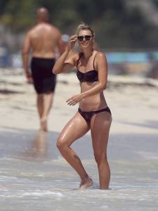 Maria Sharapova â€“ Bikini Candids in Mexico57mstdxl46.jpg