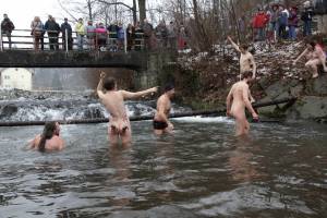 Russian-Family-Nudist-Winter-Bathing-p7mstth6gz.jpg